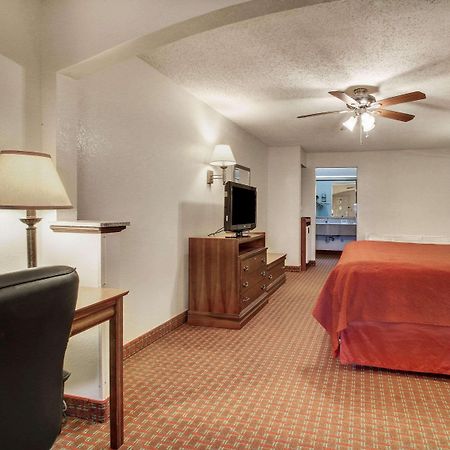 Quality Inn & Suites Clinton Εξωτερικό φωτογραφία