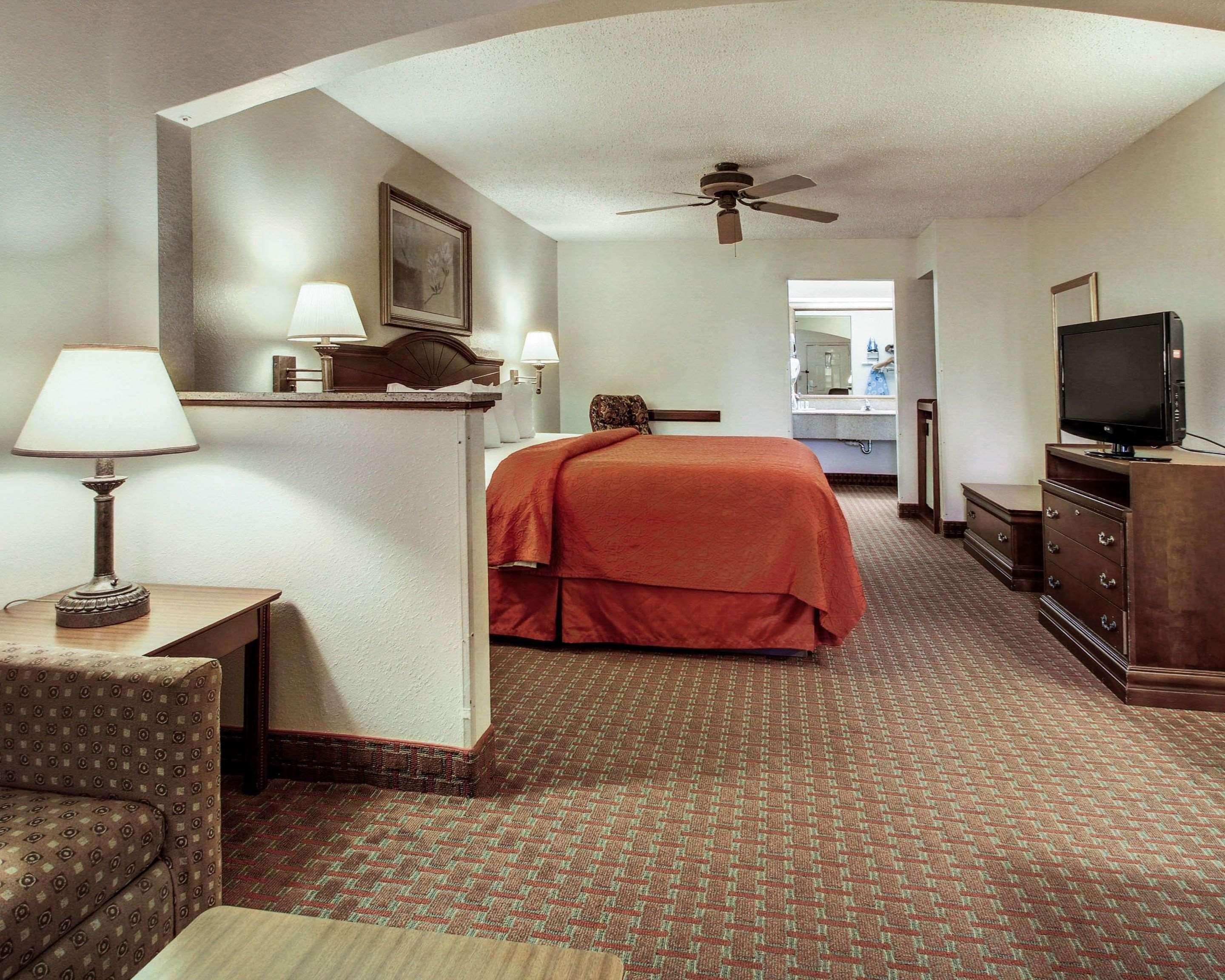 Quality Inn & Suites Clinton Εξωτερικό φωτογραφία