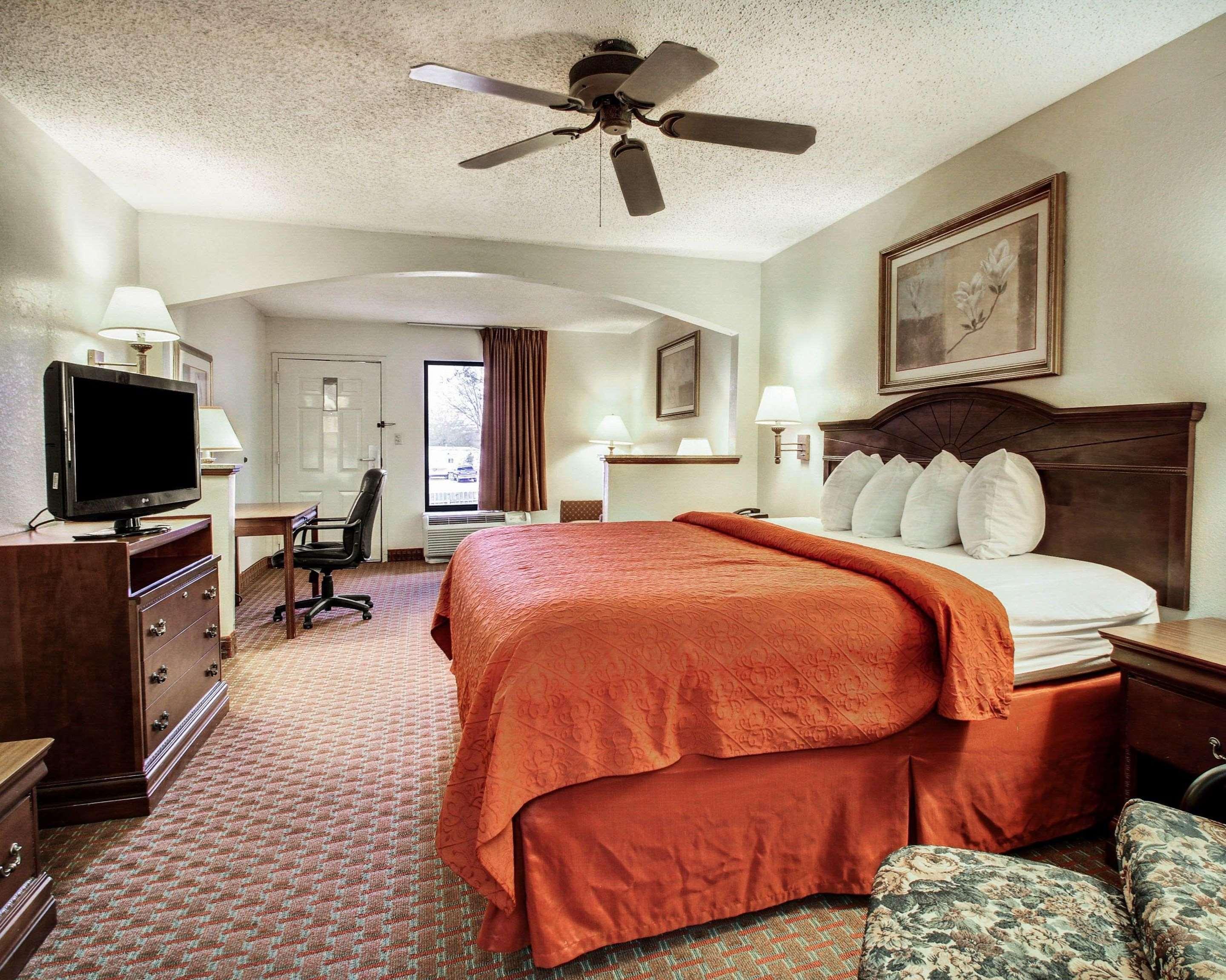 Quality Inn & Suites Clinton Εξωτερικό φωτογραφία